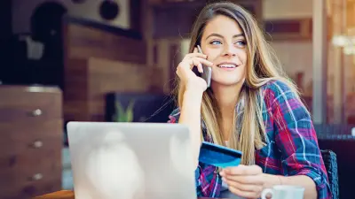 Icones de canais de atendimento ao cliente como chat email e telefone em cima de um teclado de computador.