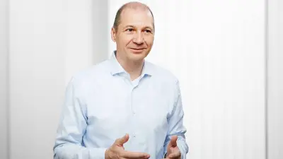 Robert Mulatz olha para a câmera, retrato