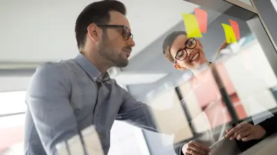 Colegas de trabalho estão desenhando serviços